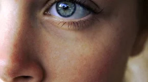 5 πολυτελή έλαια προσώπου για ενυδάτωση και λάμψη που δεν πρέπει να λείπουν από το μπουντουάρ καμίας γυναίκας 50+