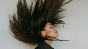 TikTok Hair Hacks: 2 εύκολα tutorials για να μακρύνεις τα μαλλιά σου φυσικά
