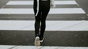 Πόσα βήματα τη μέρα μειώνουν έως και 50% τον κίνδυνο εμφάνισης άνοιας;