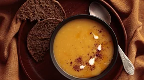 "Η βροχή θέλει κουτάλι": Η βελούδινη σούπα γλυκοπατάτας του Άκη Πετρετζίκη