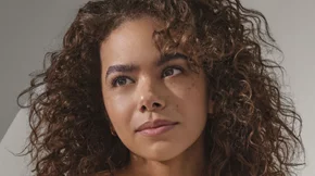 Έχεις σγουρά ή σπαστά μαλλιά; Η ολοκληρωμένη σειρά περιποίησης που χρειάζεσαι