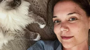Katie Holmes: To τρικ με το ρουζ που ακολουθεί "κρύβει" χρόνια από το πρόσωπο