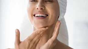 Πώς αντιμετωπίζονται οι ρυτίδες σε λαιμό και ντεκολτέ;