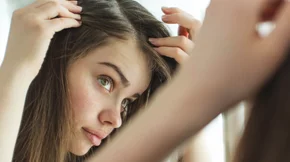 Πόσο συχνά να λούζω τα μαλλιά με πιτυρίδα; O μύθος που πρέπει να ξέρεις