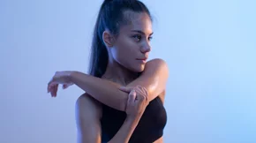 Χαλάρωση στο πίσω μέρος του μπράτσου; Οι 3 καλύτερες ασκήσεις για τρικέφαλους