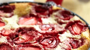 Κλαφουτί με φράουλες: Ένα κέικ που μοιάζει με γλυκιά πίτα