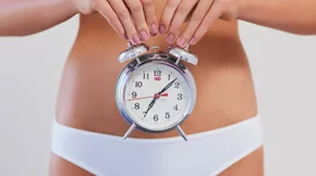 Υπολογισμός ωορρηξίας: Πόσες μέρες διαρκεί, ποια είναι τα συμπτώματα και πότε είσαι πιο γόνιμη