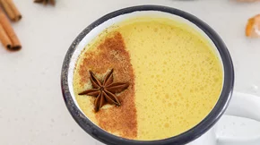 Πώς θα φτιάξεις κουρκουμά με γάλα (Τούρμερικ): Το σούπερ αντιφλεγμονώδες ρόφημα