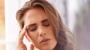 Γιατί έχουμε πονοκέφαλο; Ανακάλυψε τις αιτίες που δεν φανταζόμαστε