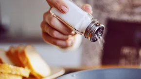 Ποιο αλάτι είναι καλύτερο; Τα βασικά είδη και πού να χρησιμοποιώ το καθένα