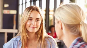 5 τρόποι για να παρηγορήσεις κάποιον που νιώθει άσχημα