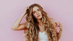 Πώς να μακρύνω τα μαλλιά μου; Όλες οι κινήσεις που πρέπει να κάνεις για να δεις βελτίωση