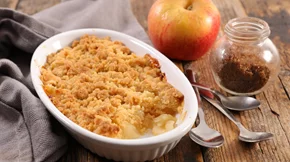 Γκρανόλα "crumble μήλου": Συνταγή για το πιο τραγανό topping για το γιαούρτι σου