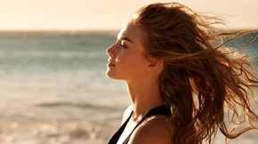 Περιποίηση μαλλιών: Συμβουλές για να τα προετοιμάσεις κατάλληλα για το καλοκαίρι