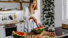 "Καμίνι" η χώρα με θερμοκρασίες έως 42 °C: Τροφές και ποτά που πρέπει να αποφύγεις στον καύσωνα - Σύμφωνα με γιατρούς