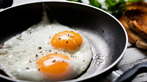 Ένα αυγό την ημέρα: Από ποιο πρόβλημα υγείας μπορεί να προστατεύσει τις γυναίκες;