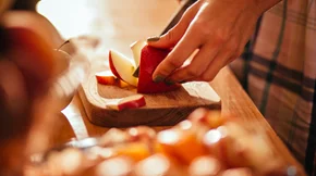 Πώς να μην μαυρίσει το κομμένο μήλο ή αχλάδι;