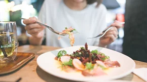 Πώς να τρως υγιεινά όταν έχεις εξόδους ή ταξίδια