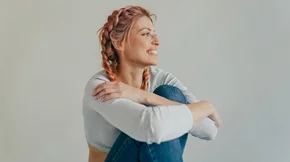 3 εύκολα και γρήγορα καλοκαιρινά χτενίσματα ιδανικά για το γραφείο (αλλά και τα after-office drinks)