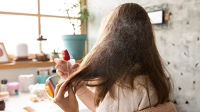 Ξηρά μαλλιά: 6 πιθανές αιτίες που τα προκαλούν και τι να κάνεις