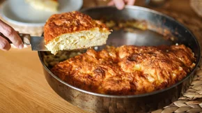 Η πιο νόστιμη τυρόπιτα χωρίς φύλλο - Έτοιμη σε 40 λεπτά