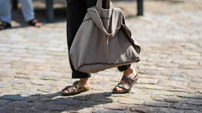 Η απλή συνήθεια που θα ενισχύσει τη διάρκεια του πεντικιούρ και την απαλότητα των πελμάτων