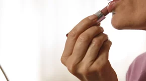 5 (σοκαριστικά) ωραία nude κραγιόν που κοστίζουν λιγότερο από 7€