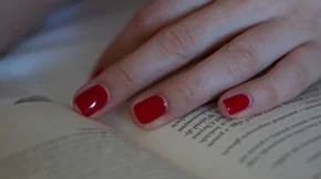 Πέντε μεταβατικές αποχρώσεις μανικιούρ για να υποδεχθείς το φθινόπωρο