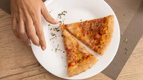 Πρέπει να κόψω εντελώς τους υδατάνθρακες για να ξεφουσκώσω;