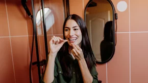 5 καθημερινές συνήθειες που καταστρέφουν τα δόντια σου – και τι προτείνουν οι οδοντίατροι