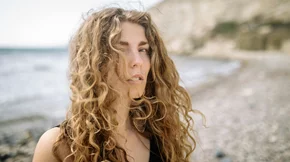 Το κολλαγόνο μειώνεται το καλοκαίρι - 5 σημάδια SOS που φωνάζουν "έλλειψη" και τι να κάνεις