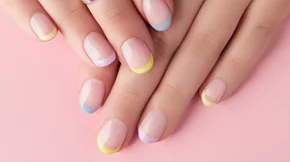 Autumn Vibes: 5 ιδέες για πολύχρωμο γαλλικό μανικιούρ σε κοντά νύχια