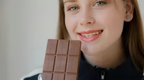 Επιστήμονες αποκαλύπτουν το κόλπο για να τρως λιγότερο χωρίς να το καταλαβαίνεις