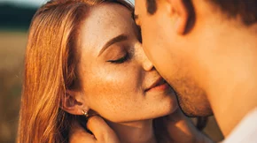 Γιατί φιλιόμαστε; Τι απαντά η επιστήμη;