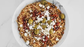 Noodles αλά ελληνικά: Ένα twist με φακές, ελαιόλαδο και φέτα!