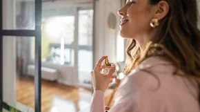 Πώς να κάνεις το άρωμά σου να διαρκεί όλη μέρα