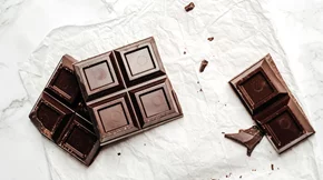 Μαύρη σοκολάτα: 7 αποδεδειγμένα οφέλη που προσδίδει στην υγεία σου