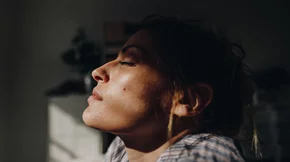 Έχεις χαμηλή βιταμίνη D; 5 απρόσμενοι λόγοι που εξηγούν το φαινόμενο (και δεν σχετίζονται με τη διατροφή και την περιορισμένη έκθεση στον ήλιο)