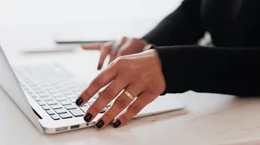 7 χειμωνιάτικα μανικιούρ που κάνουν ακόμα και το πιο απλό σύνολο να δείχνει ακριβό