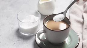 Αντί για ζάχαρη: Τι προτείνουν οι έρευνες για φυσική εναλλακτική στον καφέ σου (δεν είναι το μέλι)