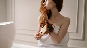 Πόσο συχνά πρέπει να καθαρίζεις τη βούρτσα των μαλλιών (+ γιατί);