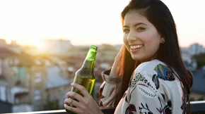 Τι προκαλεί το αλκοόλ στο σώμα μας: 5 βασικές επιπτώσεις