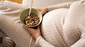 "Είμαι έγκυος, τρώω για δύο": Τα dos & don’ts της διατροφής στην εγκυμοσύνη