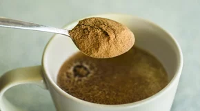 Έχει δίκιο το TikTok; Μπορεί η προσθήκη κανέλας στον καφέ να σε βοηθήσει να κάψεις λίπος;