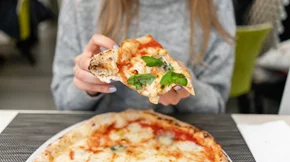 Τι είναι η σειριακή εξάρτηση; Το φαινόμενο που κρύβεται πίσω από τα αγαπημένα σου φαγητά