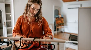 Πόσες φορές μπορούμε να φορέσουμε τα ίδια ρούχα χωρίς να τα πλύνουμε;