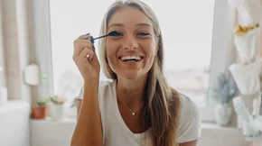 Οι καλύτερες mascaras για βλεφαρίδες που μοιάζουν με ψεύτικες