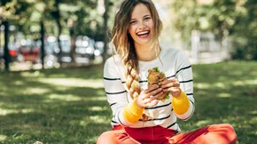 Τι είναι το 'jet lag' φαγητού και πώς καταστρέφει την υγεία σου (ειδικά το Σαββατοκύριακο!)