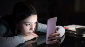 Doomscrolling: Η επικίνδυνη συνήθεια της νέας εποχής και πώς θα την αποφύγουμε