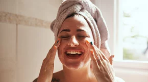 Tα 2 πιο συχνά λάθη που κάνουμε όταν πλένουμε το πρόσωπό μας